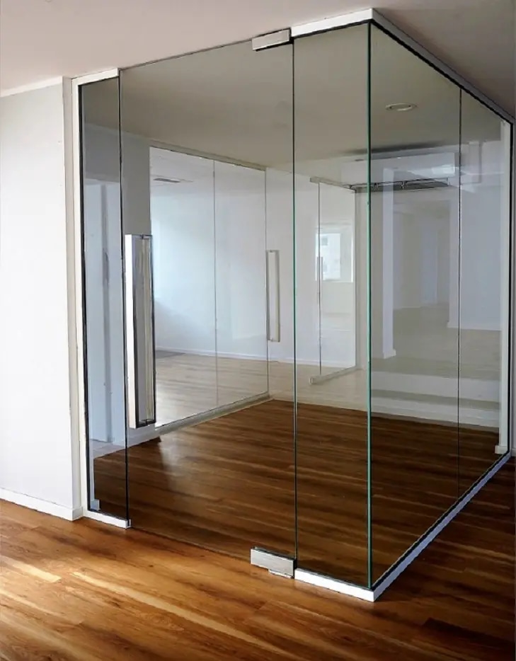Studio 30: Hochwertige Glastrennwände und Raumteiler für eine transparente und elegante Bürogestaltung