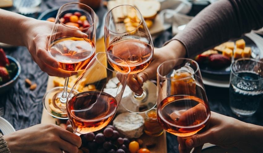 Rotwein kaufen im Sommer: Tipps für den perfekten Genuss an warmen Tagen