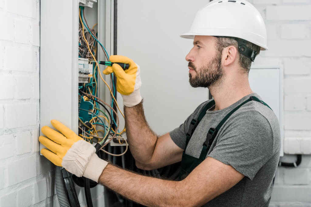 Wie Unternehmen durch die DGUV V3 Prüfung ihre Haftungsrisiken reduzieren