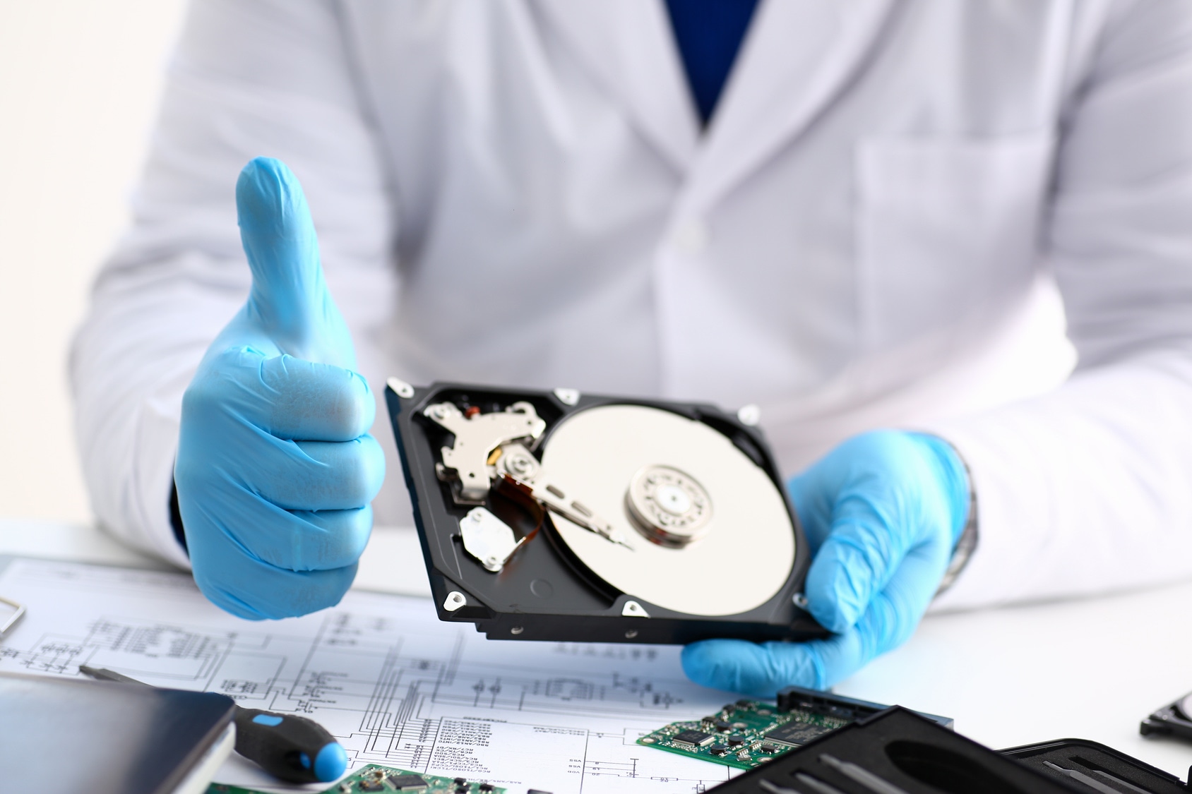 Datenrettung: Was passiert, wenn der Lese-/Schreibkopf einer Festplatte beschädigt ist?