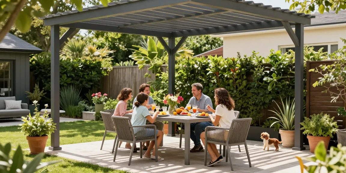 Moderne Terrassenüberdachung schafft eine einladende Atmosphäre für Familienmomente im Garten.