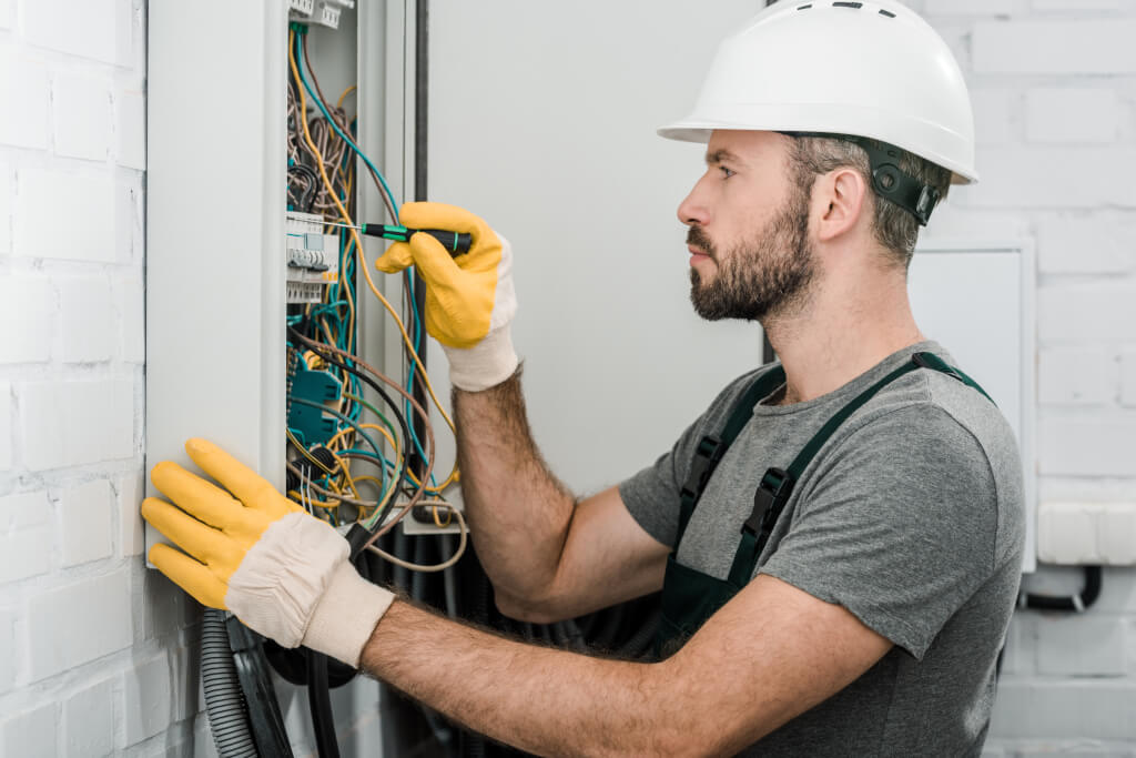 Wie Unternehmen durch die DGUV V3 Prüfung ihre Haftungsrisiken reduzieren